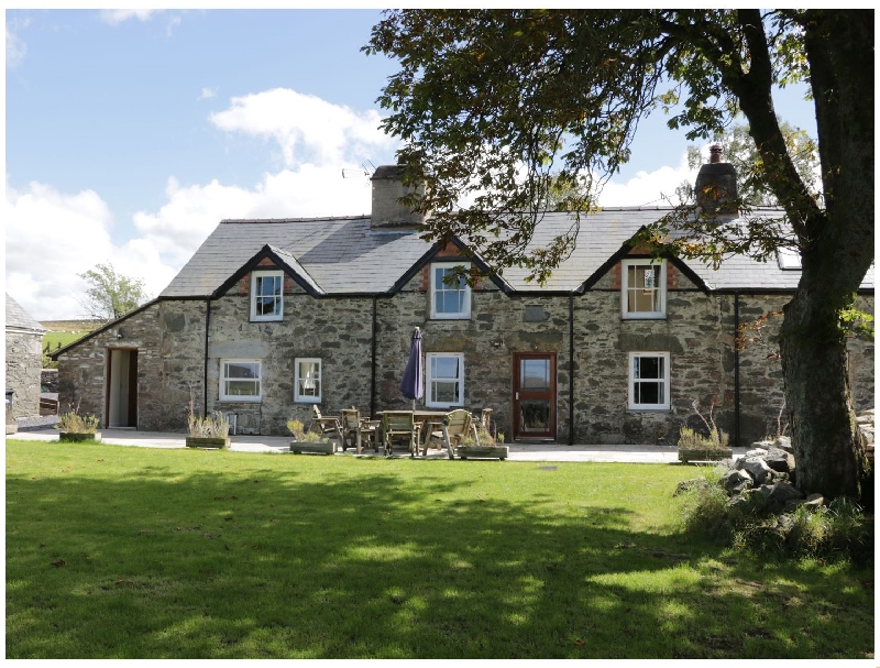 Farmhouse a british holiday cottage for 12 in , 