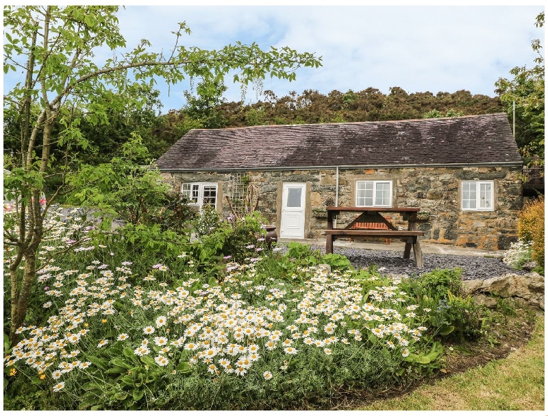 Ty'n Y Muriau Cottage a british holiday cottage for 4 in , 